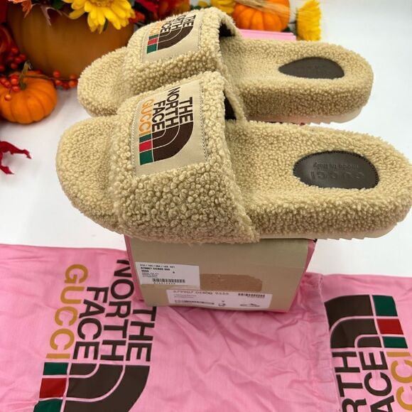 Men’s Gucci, X north face fleece sandals, size 9 made in Italy - Picture 4 of 8